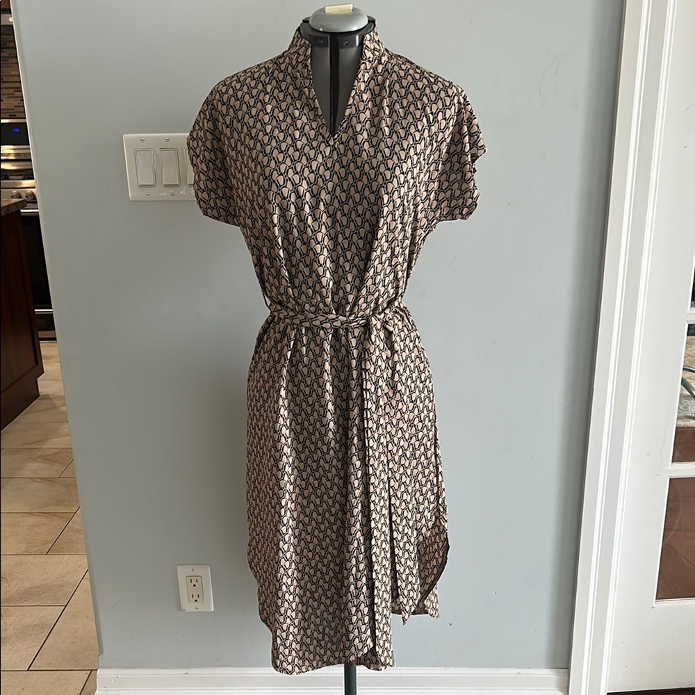 Chic Patterned Dress with Belt